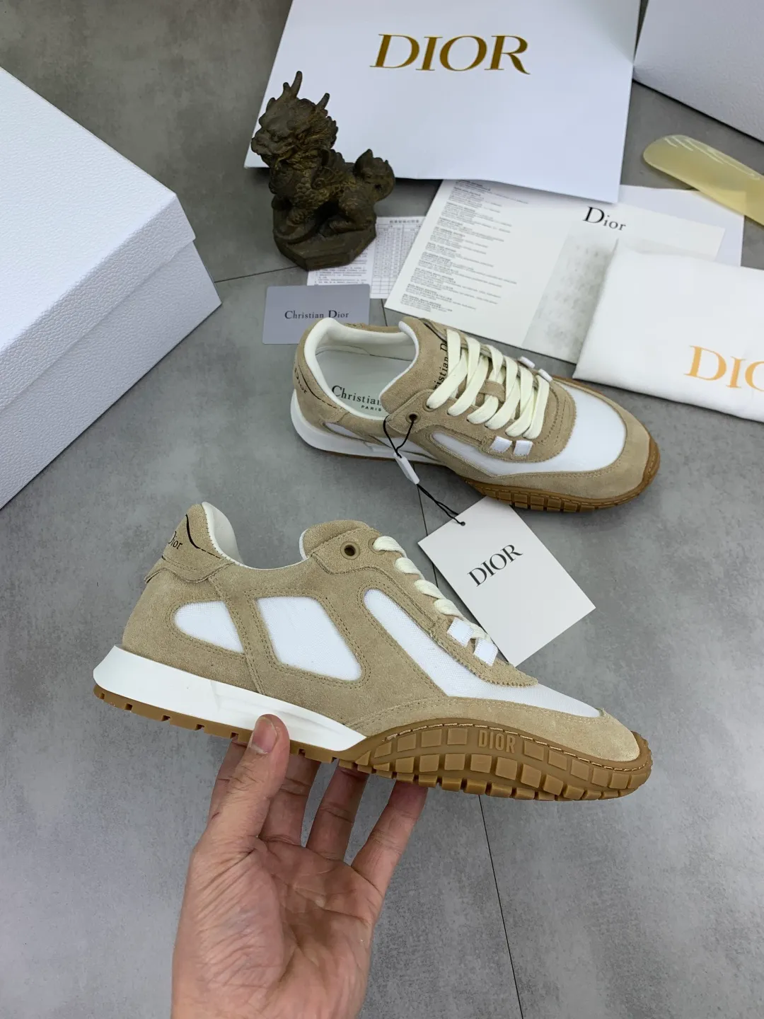 Men's men's shoes P560 new Dior Tech sneakers 2026 early spring series new products, with fashionable details, highlighting retro aesthetics. The light beige anti-suede cow leather upper is spliced ​​with apricot transparent mesh fabric on the side. The upper window edge is adhered with high-frequency flat ironing and back-pressure. It replicates the original craftsmanship, making it beautiful and comfortable without falling off. The interior is made of sheep lining of the same color and is soft and comfortable. The heel and tongue are embellished with the Paris logo. The textured TPU soles with the same color logo. The high-end version is exquisitely packaged with an airplane box, adding to the high-end style. Color: 4️⃣colors available Size: Female 35-41 Male 39-46